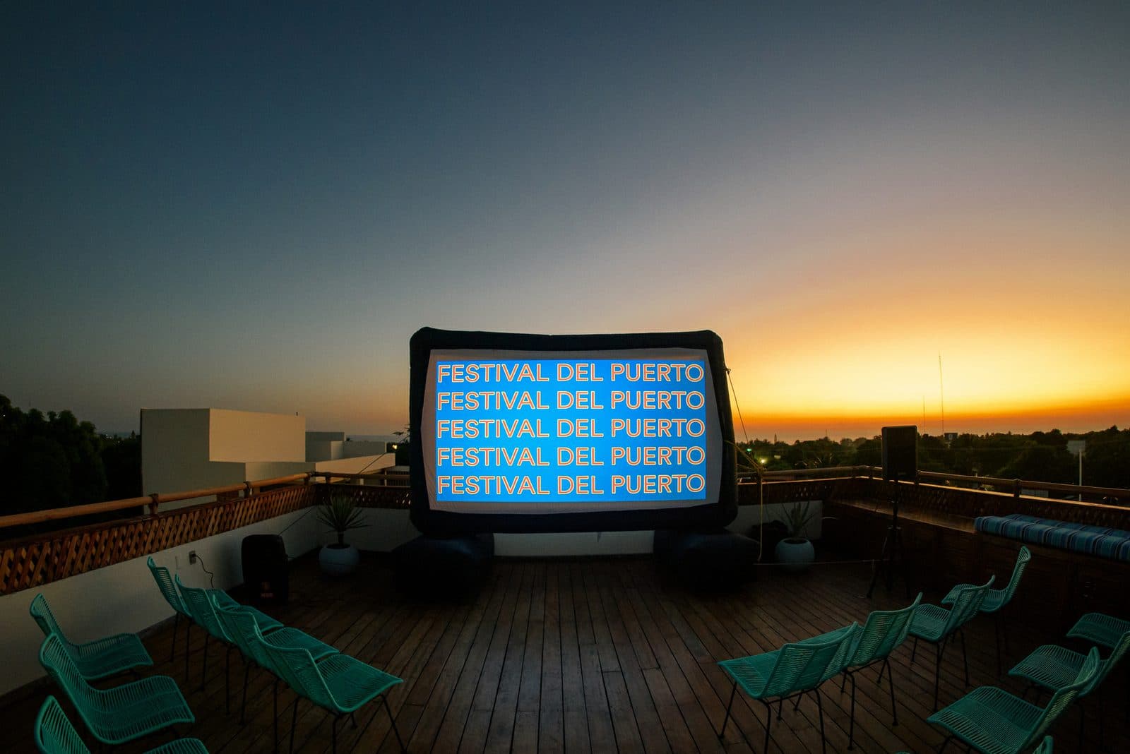 Pantalla con el nombre del festival al atardecer